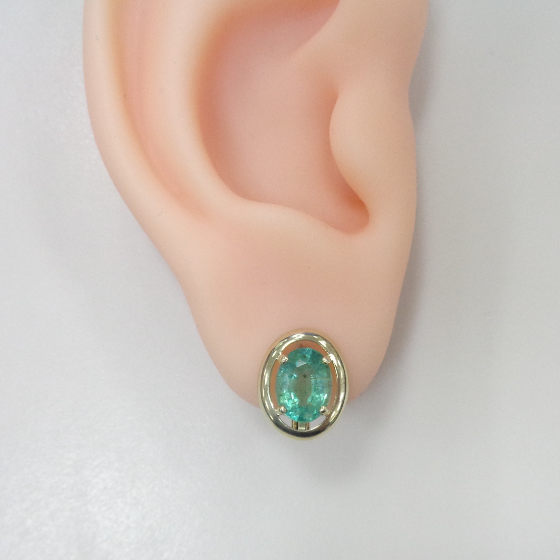 Серьги из желтого золота с изумрудами